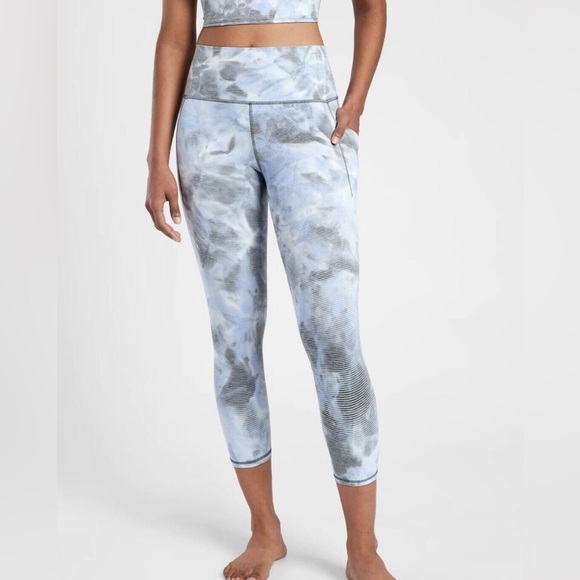 Athleta Pants - 𝐀𝐓𝐇𝐋𝐄𝐓𝐀 Stash Pocket II Capri, size Medium Tall, Like New